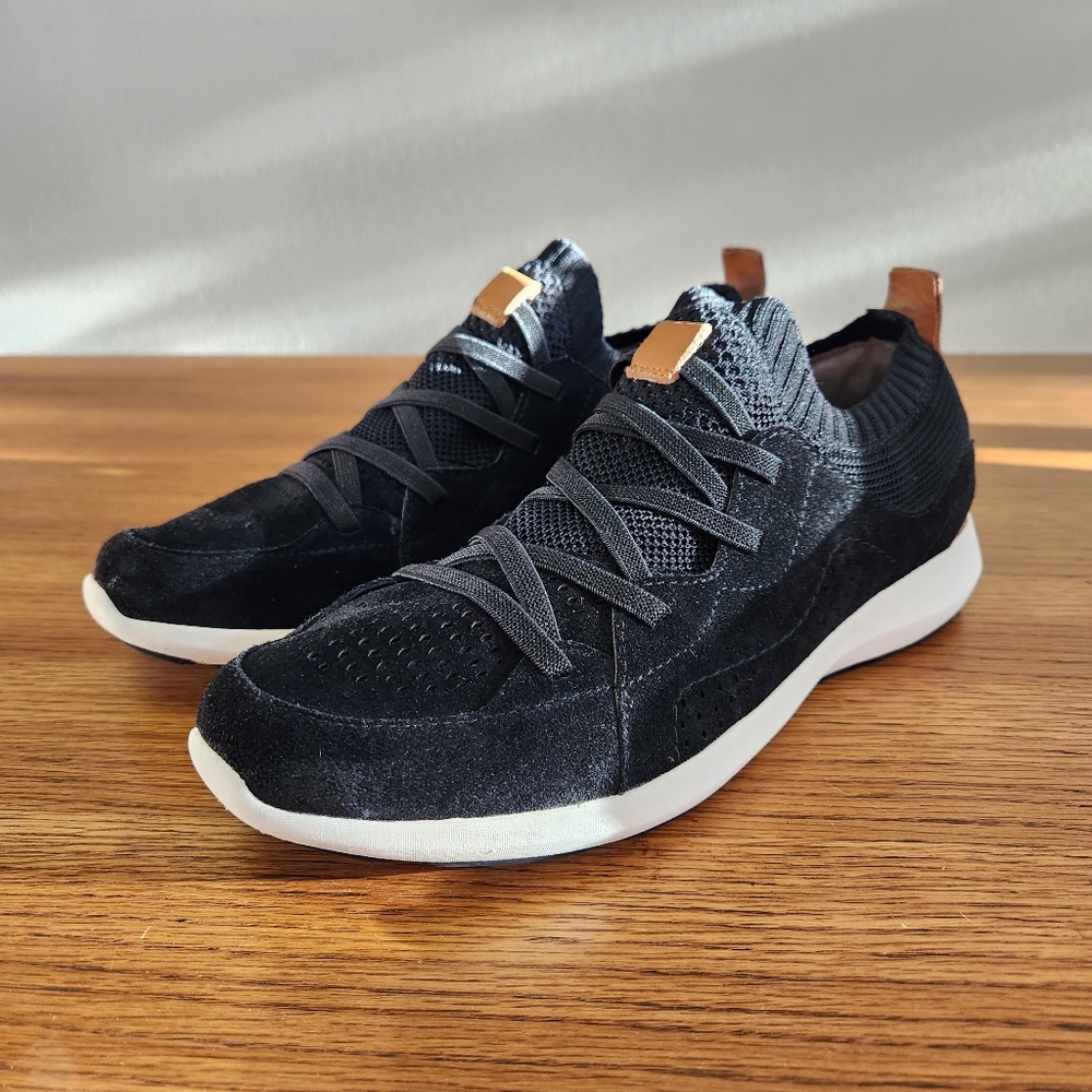 Earth Origins Desire Flow Sneakers in Black Noir White Sole